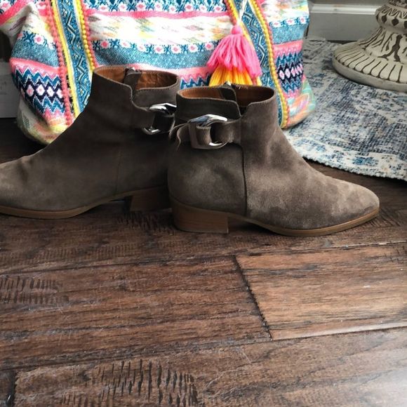 E U C! Aquatalia Faria Taupe Suede Weatherproof Ankle Bootie S : 6 BARELY WORN - Picture 11 of 14
